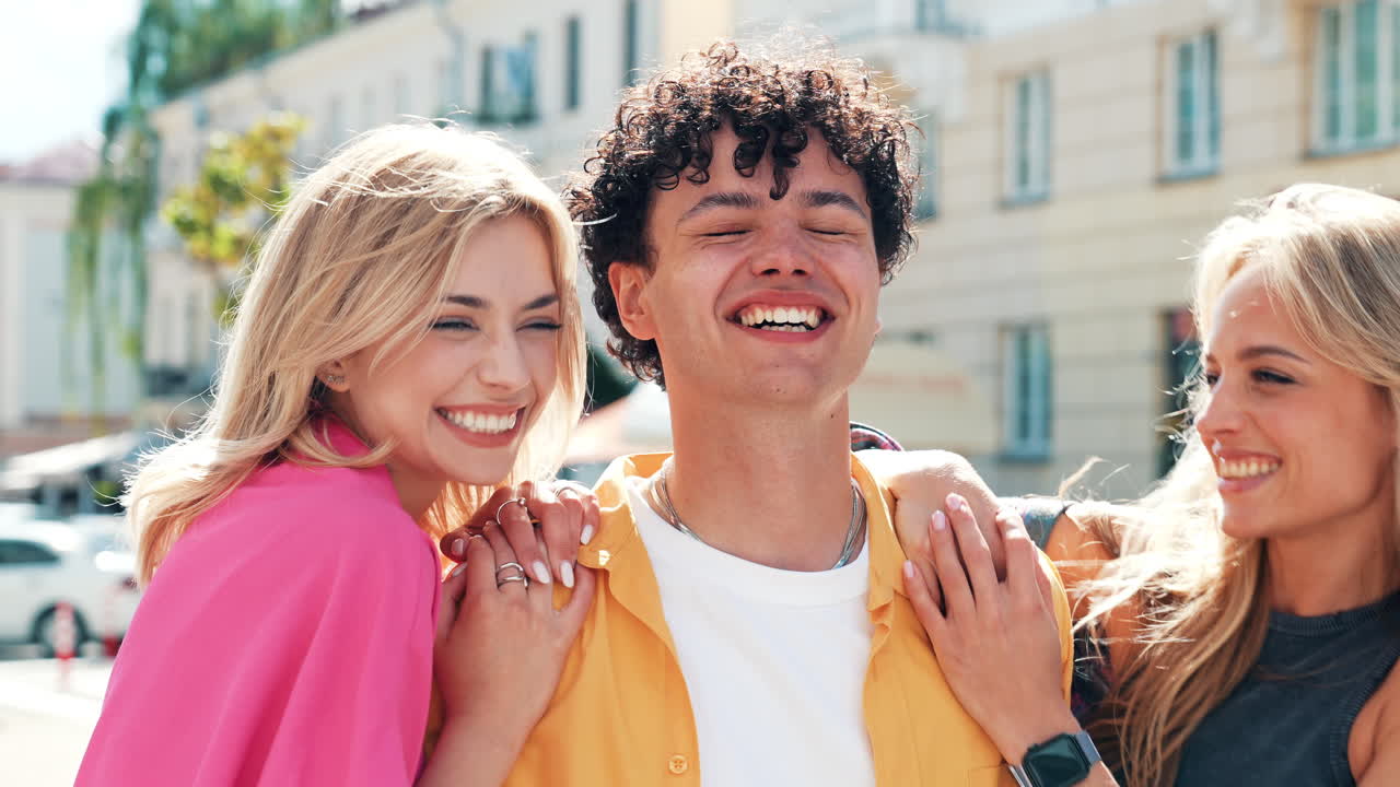 친구들이 밖에서 키스하고 웃고 있습니다.