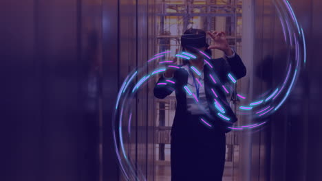 animación de rastros de luz brillante de la transferencia de datos sobre mujer caucásica en auriculares vr
