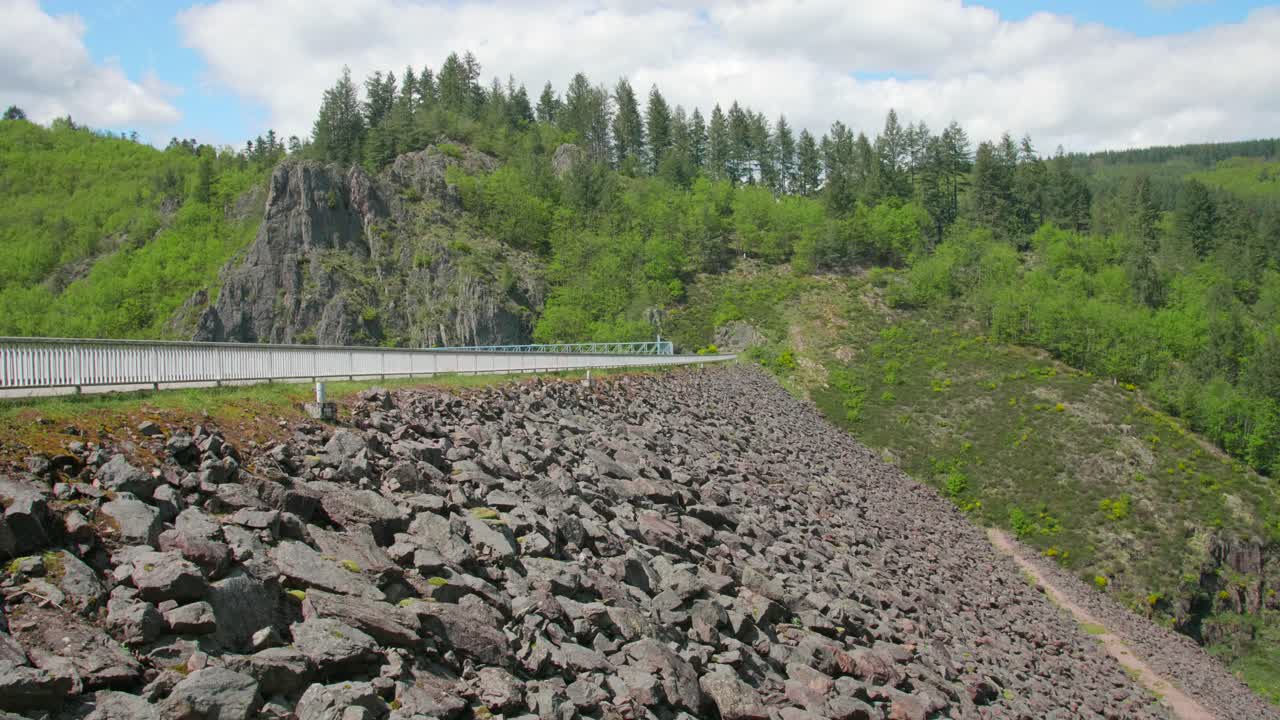 Suuret kivikasat muodostavat padon yhden Loiren laakson monista joista Ranskassa.