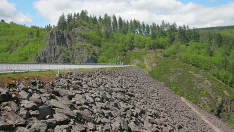 Grandes-Montones-De-Piedras-Forman-Una-Represa-A-Través-De-Uno-De-Los-Muchos-Ríos-Del-Valle-Del-Loira,-Francia