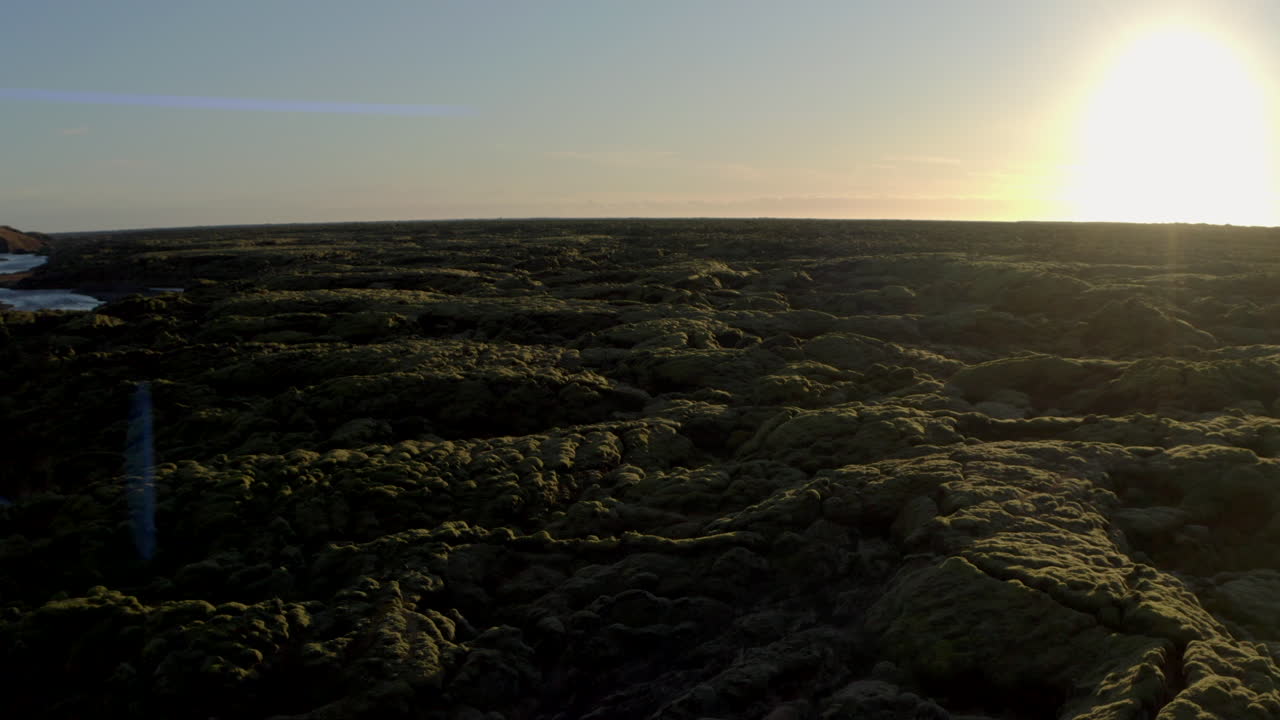 toma aérea del control deslizante sobre el musgo del campo de lava de islandia