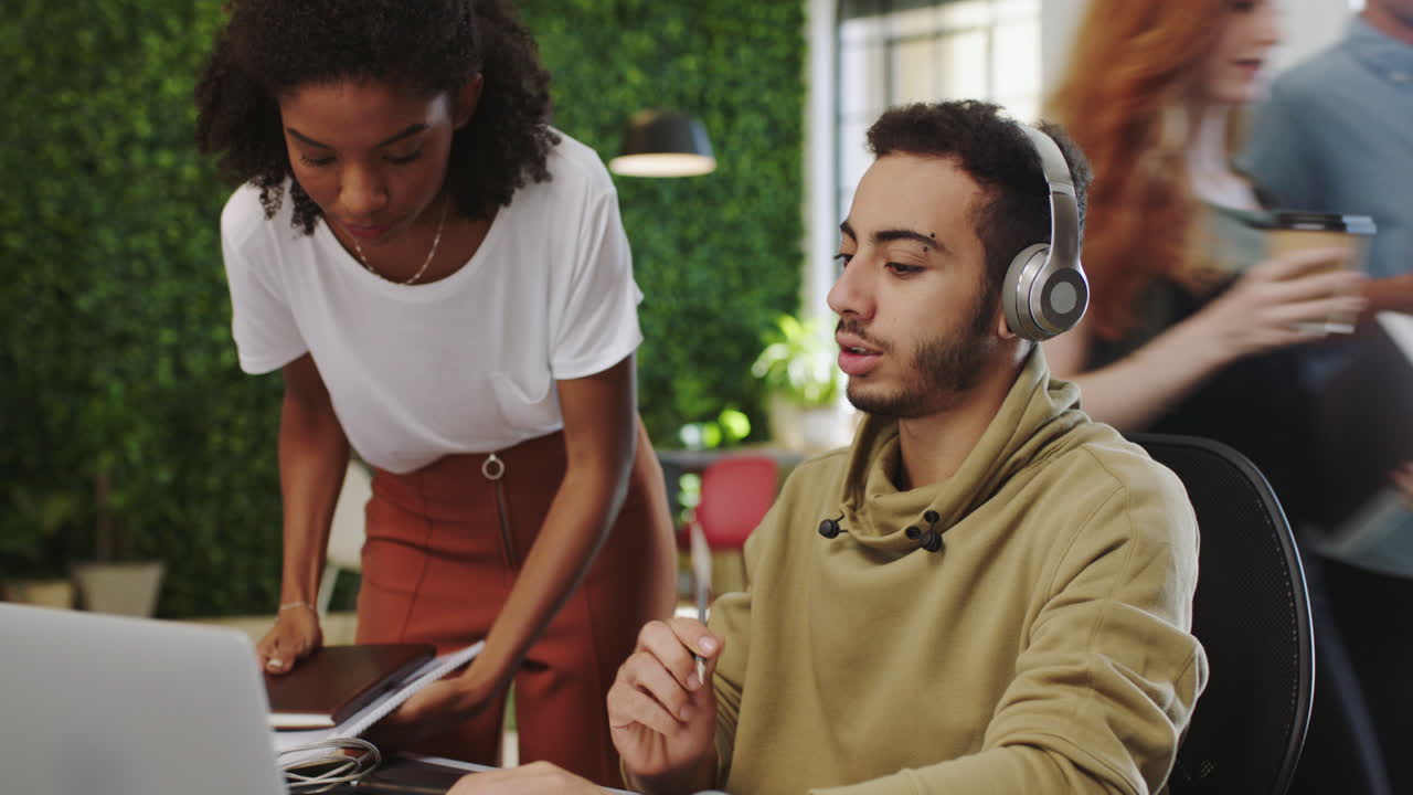 gente de negocios de puesta en marcha, planificación creativa