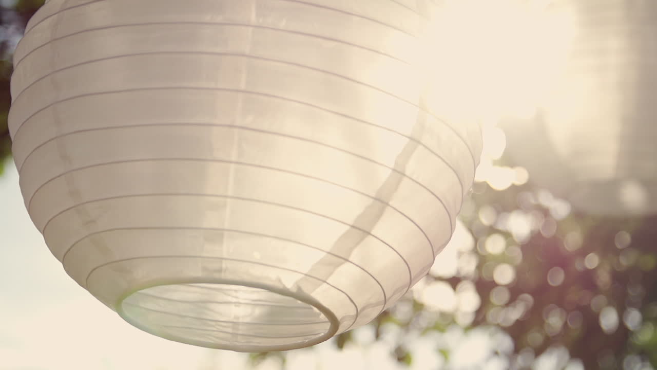 햇빛에 매달려있는 흰색 둥근 laterns
