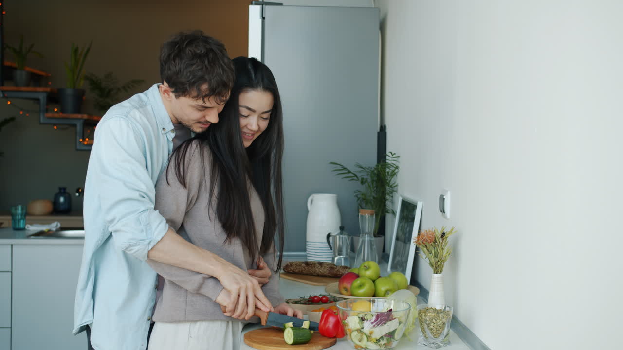 pareja cocinando juntos en la cocina