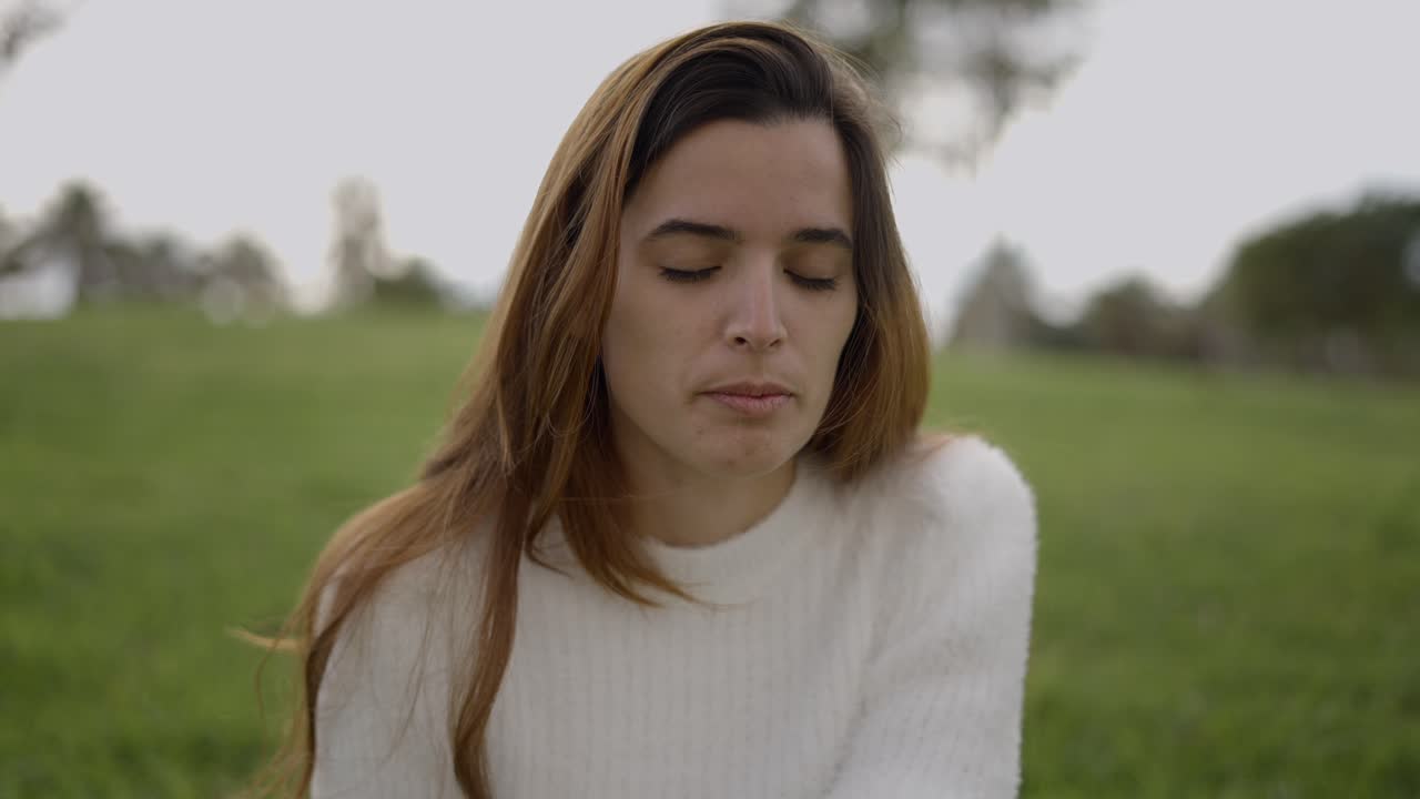 una mujer relajándose en el parque.