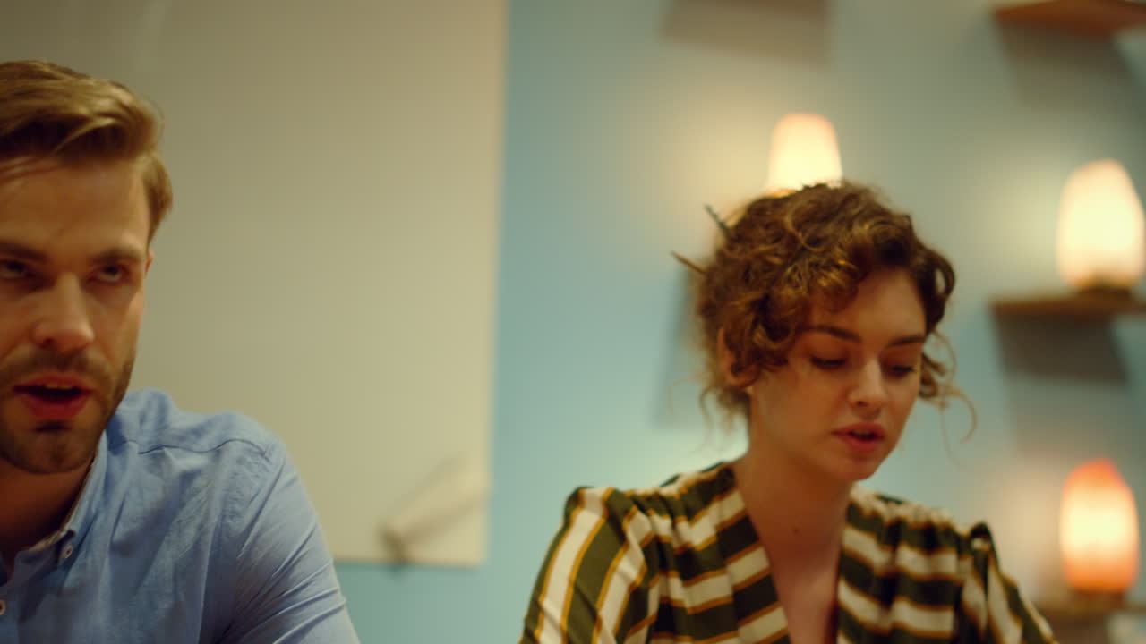 un equipo creativo hablando en la oficina, gente de negocios haciendo una lluvia de ideas en la sala de reuniones.