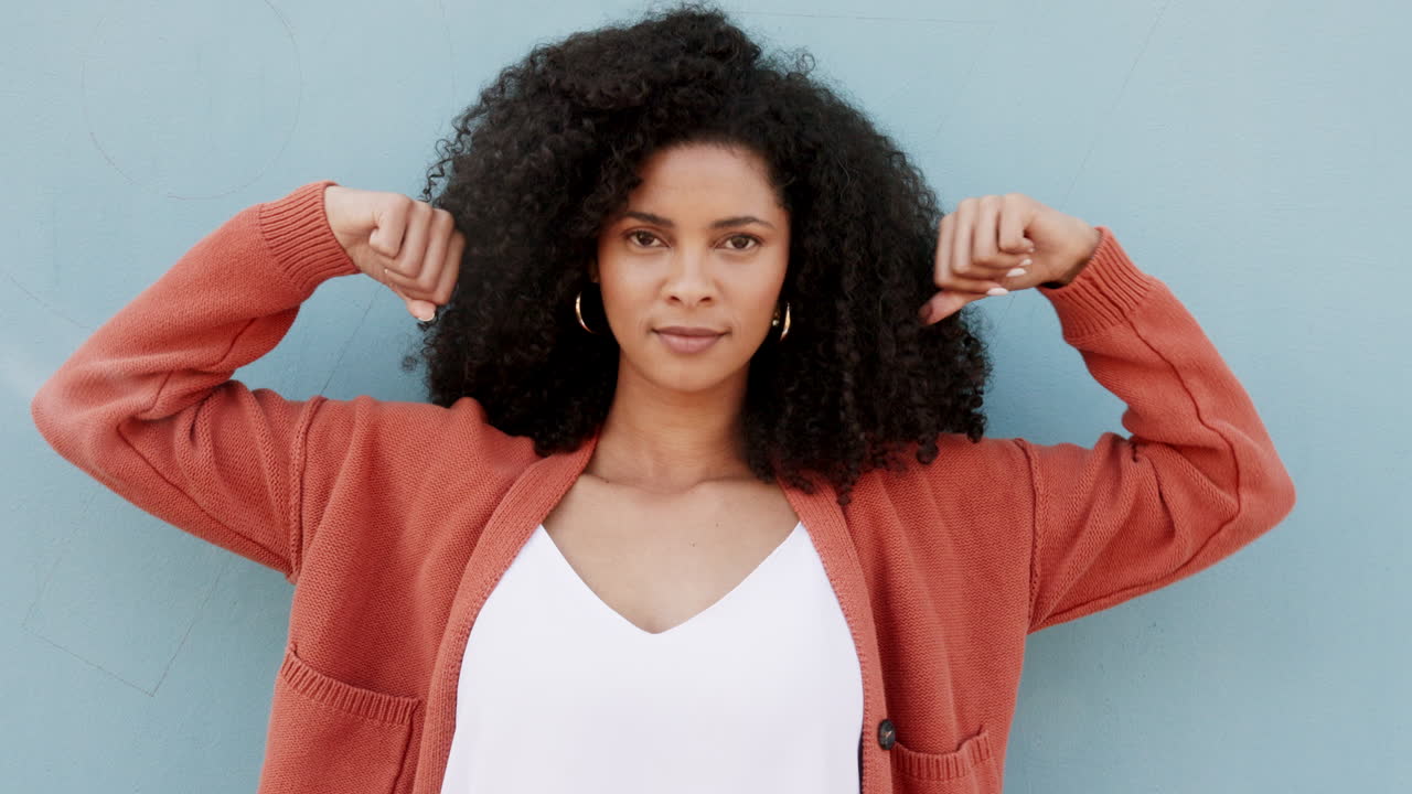 fuerte, retrato y mujer negra flexionando los brazos