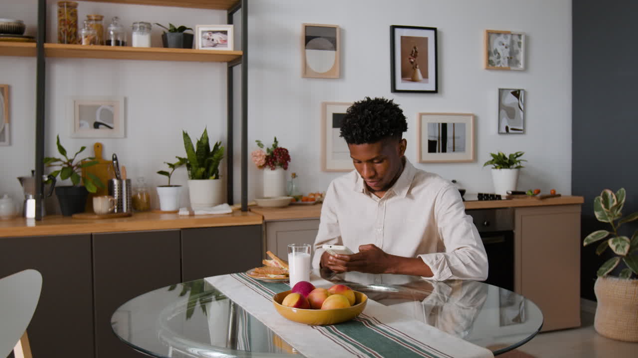 un hombre en una cocina