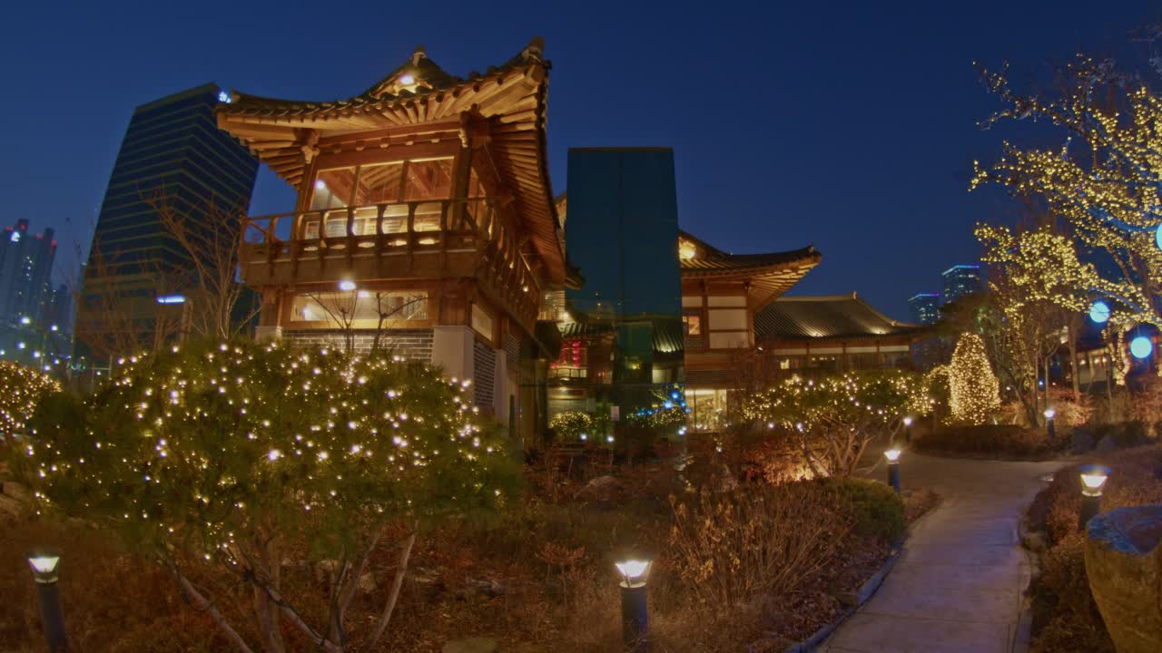 edificios de arquitectura de parque nacional tradicional asiático en la noche ciudad ciudad estilo urbano, chino, japonés, rascacielos orientales y construcciones vista panorámica de gran angular