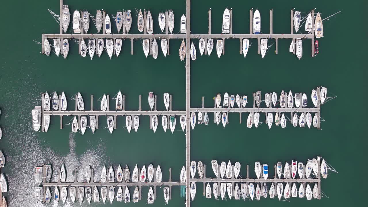 Luftfoto af både i Dún Laoghaire havn, en fredfyldt solrig dag i Irland.