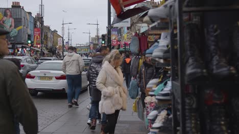 Camden-High-Street-Ocupada-Con-Gente-Y-Tráfico-En-El-Norte-De-Londres,-Reino-Unido-2