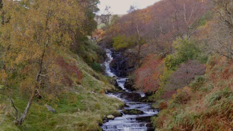 Ein-Walisischer-Strom-Mit-Felsen-Und-Steinen,-über-Die-Wasser-Fließt