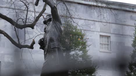 La-Estatua-Del-Firmante-En-El-Salón-De-La-Independencia-Y-La-Campana-De-La-Libertad---Filadelfia,-Pa