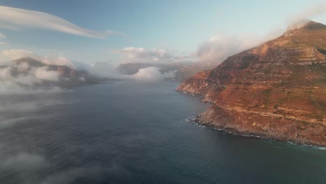 Wolken-über-Dem-Meer-An-Der-Küste-Von-Noordhoek-Bei-Sonnenuntergang-In-Kapstadt,-Südafrika