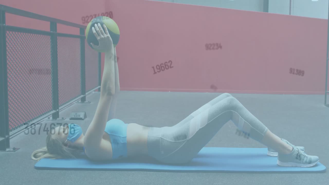 얼굴 마스크를 쓴 여성이 체육관에서 공으로 운동하는 숫자의 애니메이션