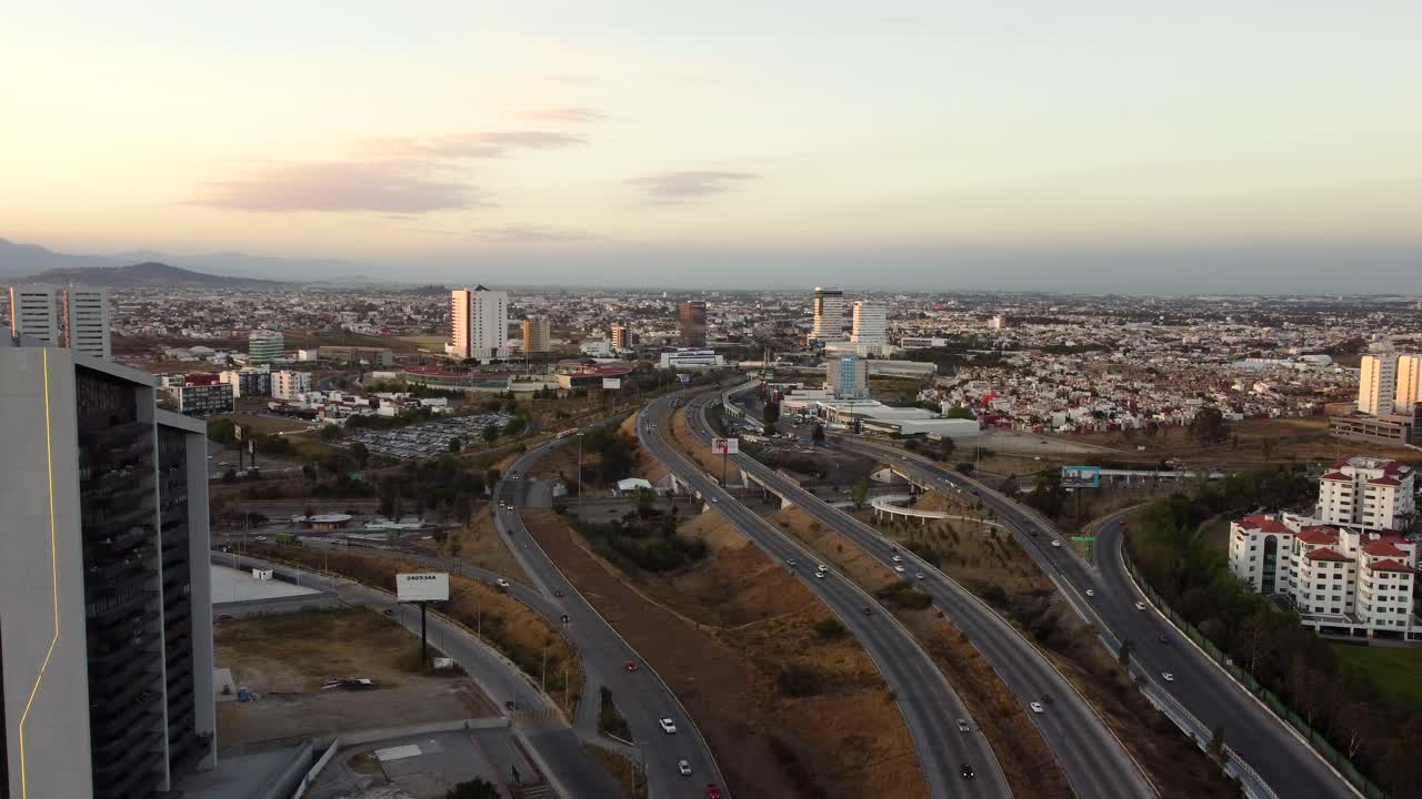 varias carreteras en el suburbio de puebla al atardecer