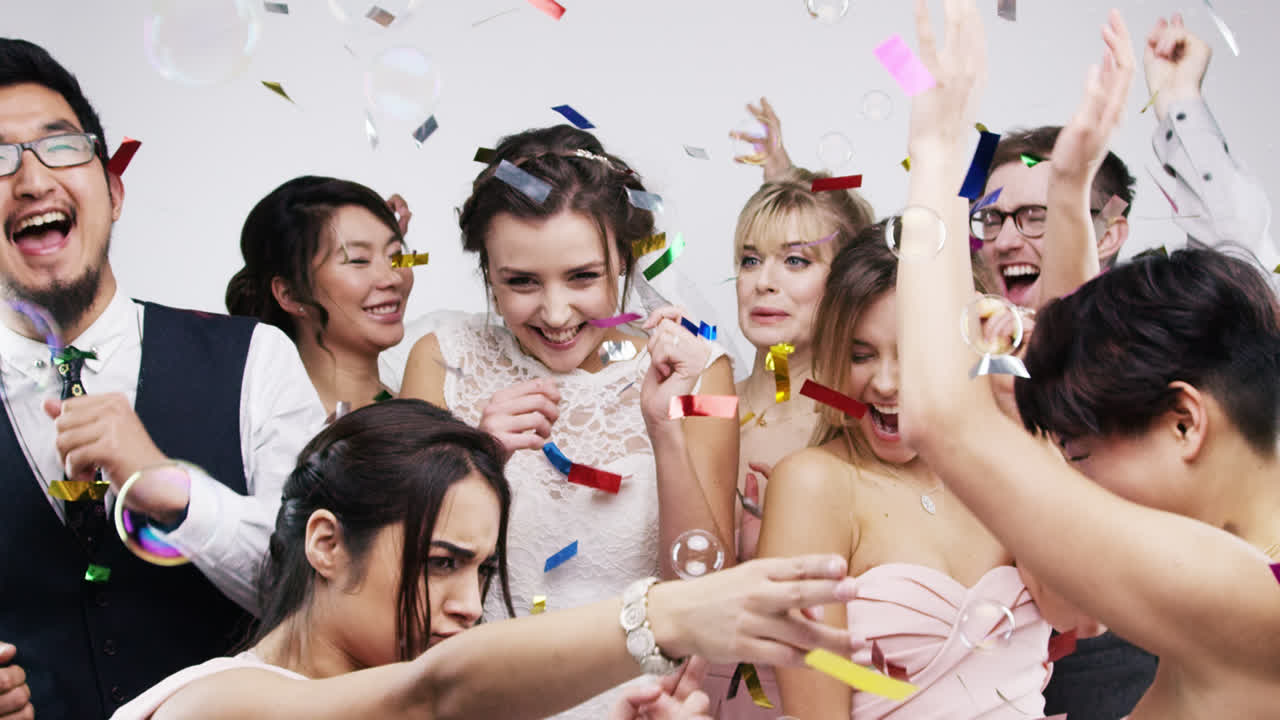 멀티 인종 그룹 댄스 슬로우 모션 결혼식 사진 부스 시리즈