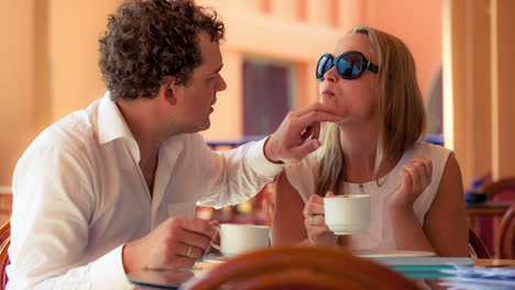 Schönes-Paar-In-Einem-Café