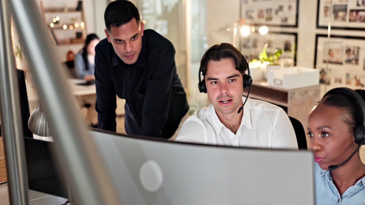 centro de llamadas, computadora y gente de negocios