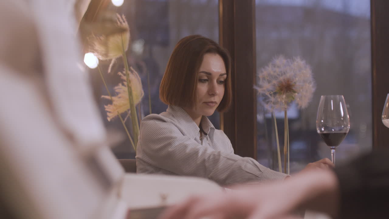 한 무리의 십대들이 길을 걷고 있다 2