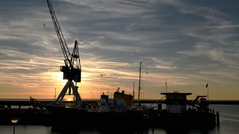 Stetiger-Schuss-Eines-Sonnenuntergangs-Im-Hafen-Von-Harlingen