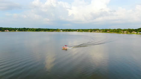 Barco-Que-Rodea-Un-Tranquilo-Lago-Central-De-Florida-En-Una-Tarde-De-Primavera