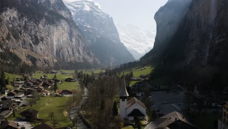 antena gira a la derecha y muestra la ciudad de lauterbrunnen y la cascada, suiza