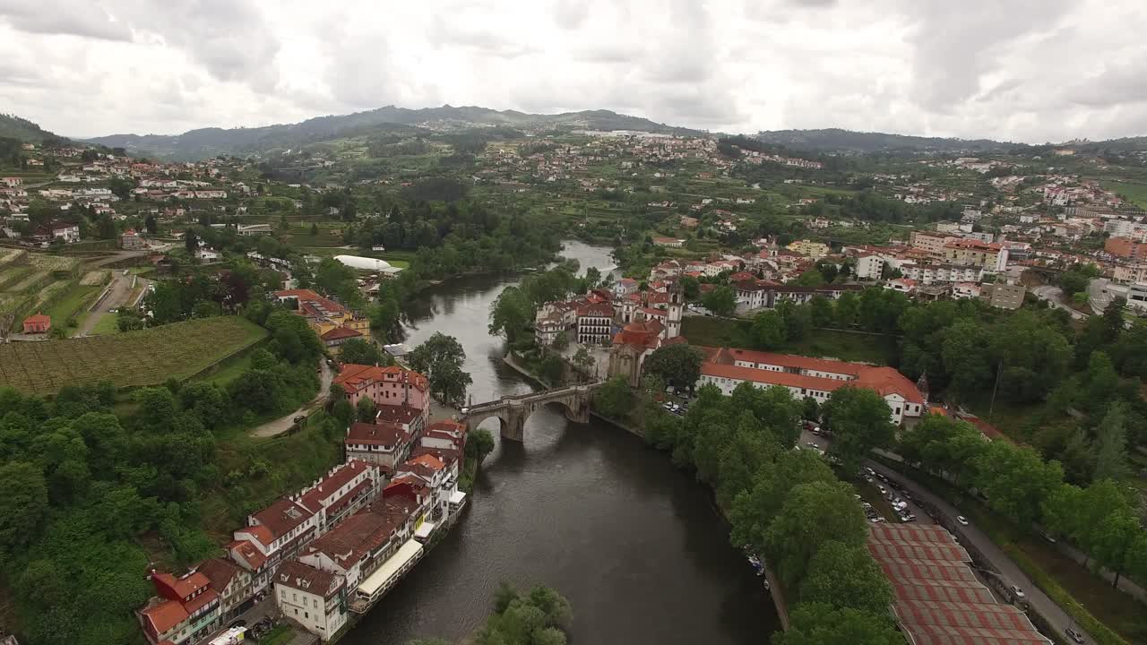 Vista aerea della città di Amarante lungo il fiume Tamega in Portogallo