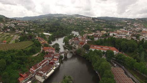 Ciudad-De-Amarante-A-Lo-Largo-Del-Río-Tamega-En-Portugal-Vista-Aérea