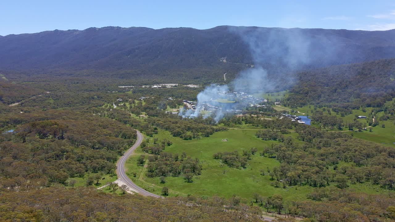vista delantera del humo que se extiende sobre el área de crackenback en nueva gales del sur, australia