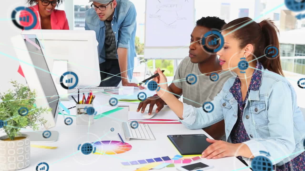 animación de la red de conexiones con iconos sobre diversos colegas discutiendo el trabajo