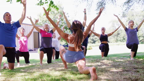 Weibliche-Lehrerin-Leitet-Yoga-Kurs-Im-Freien