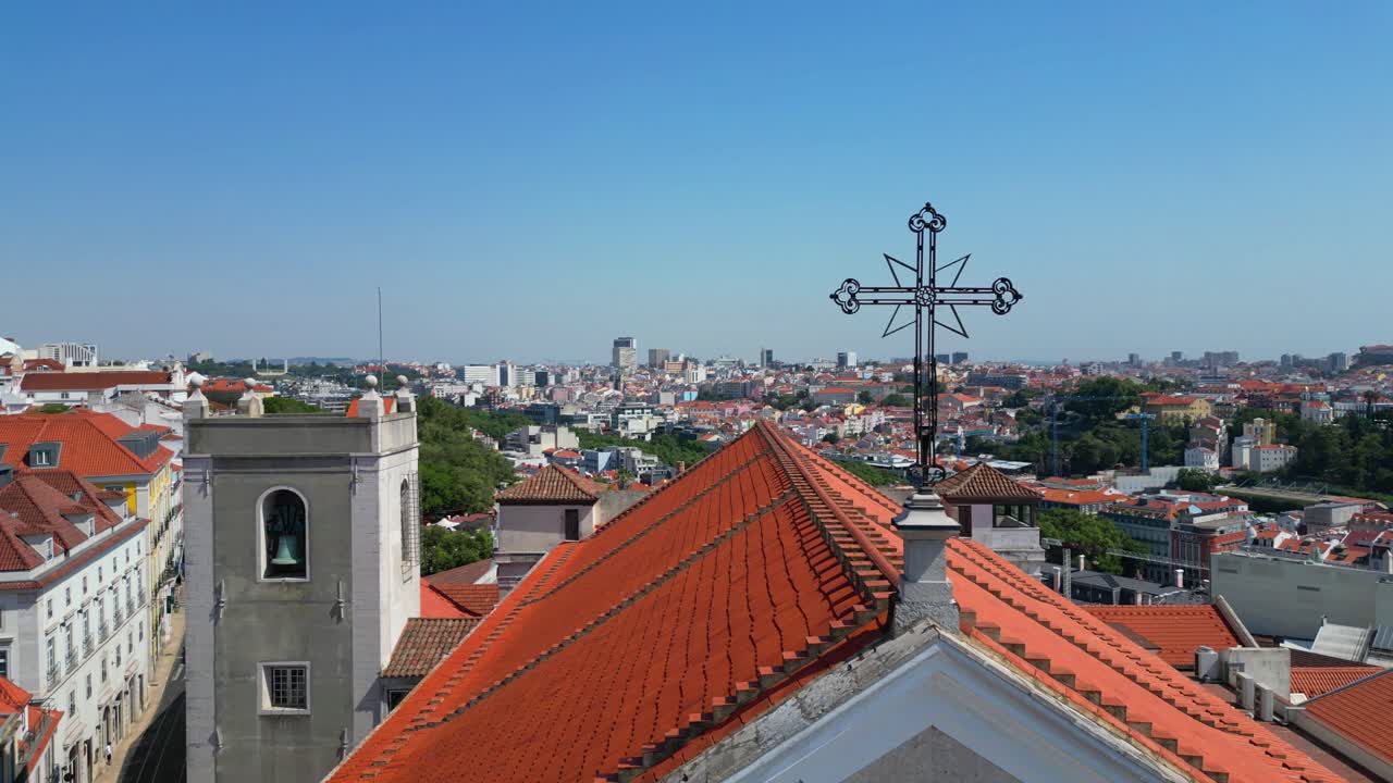Vista aerea circolare dalla croce in cima alla chiesa di São Roque a Lisbona, Portogallo