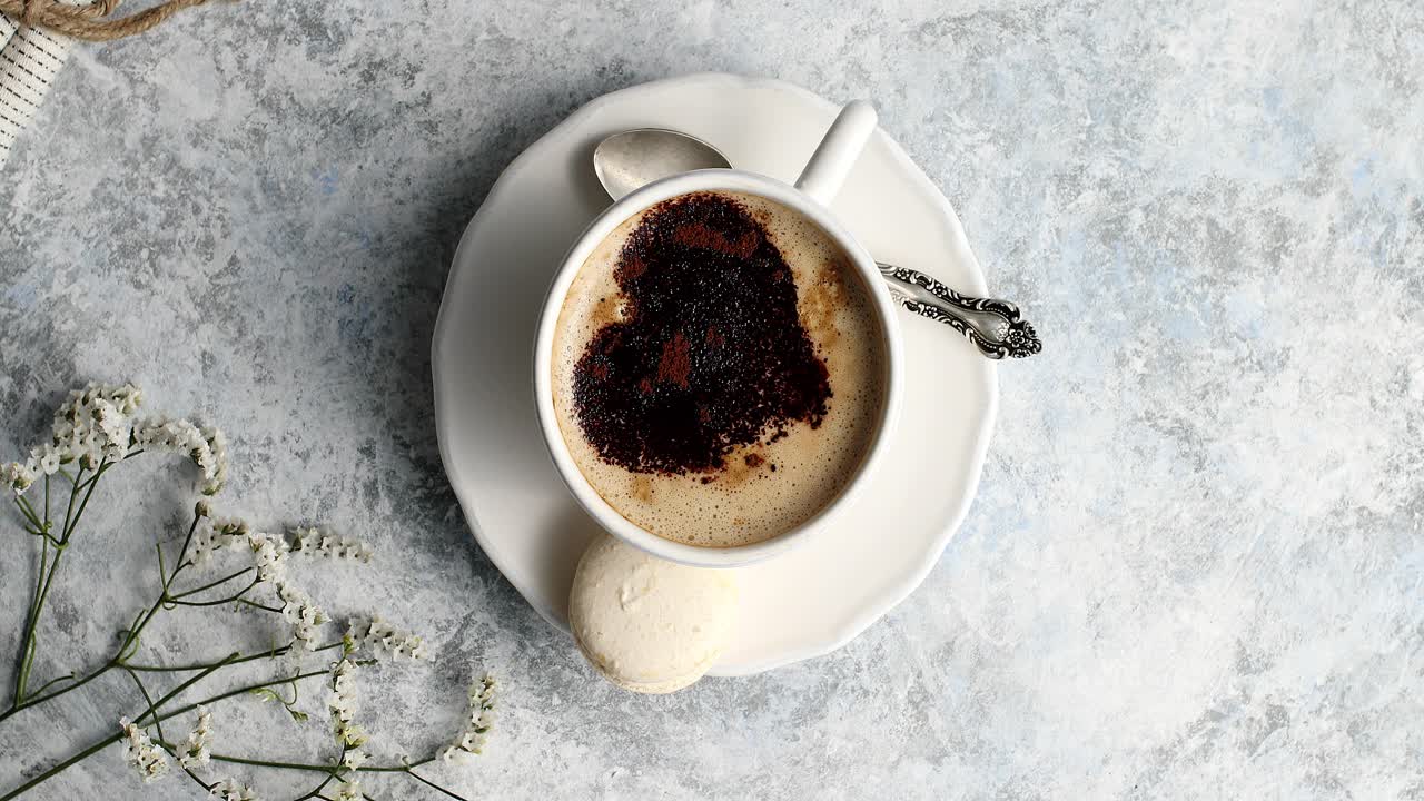Kop kaffe med hjerte af skum