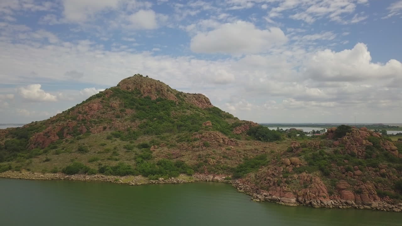 바다로 둘러싸인 외딴 섬 안팎으로 느린 돌리