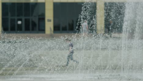 patinador realizando un truco cerca de una fuente en un entorno urbano