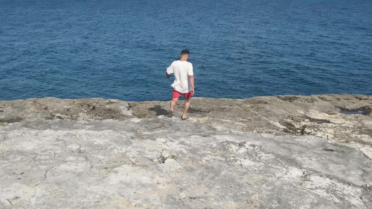 hombre caminando por el mar