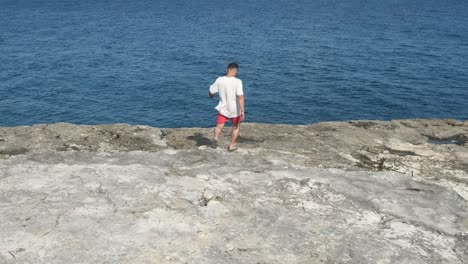 hombre caminando por el mar