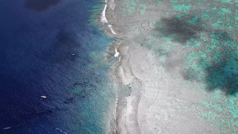 islas cook - aitutaki volando a lo largo del oleaje