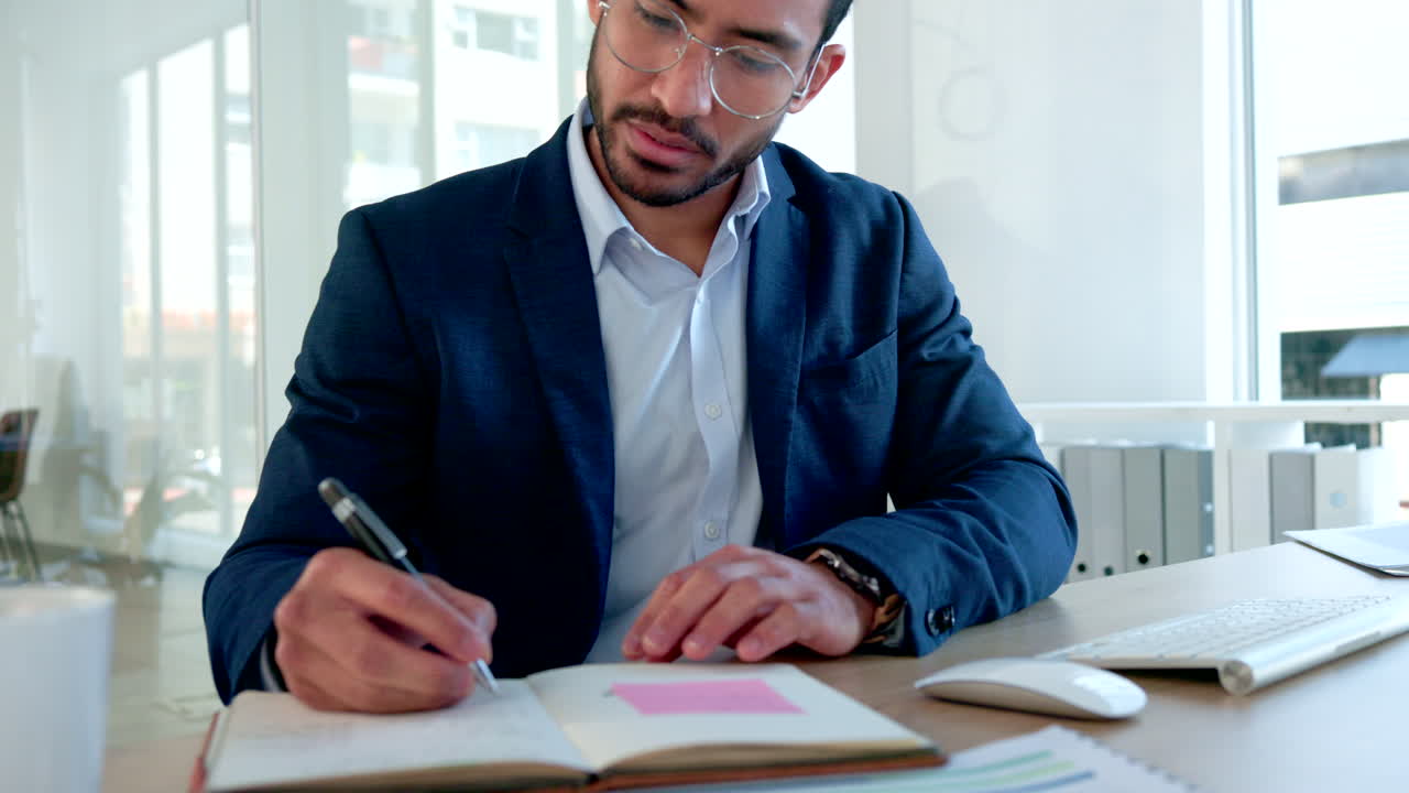 agente de publicidad escribiendo en un cuaderno