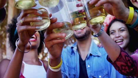 grupo de amigos brindando copas de cerveza en el festival de música 4k