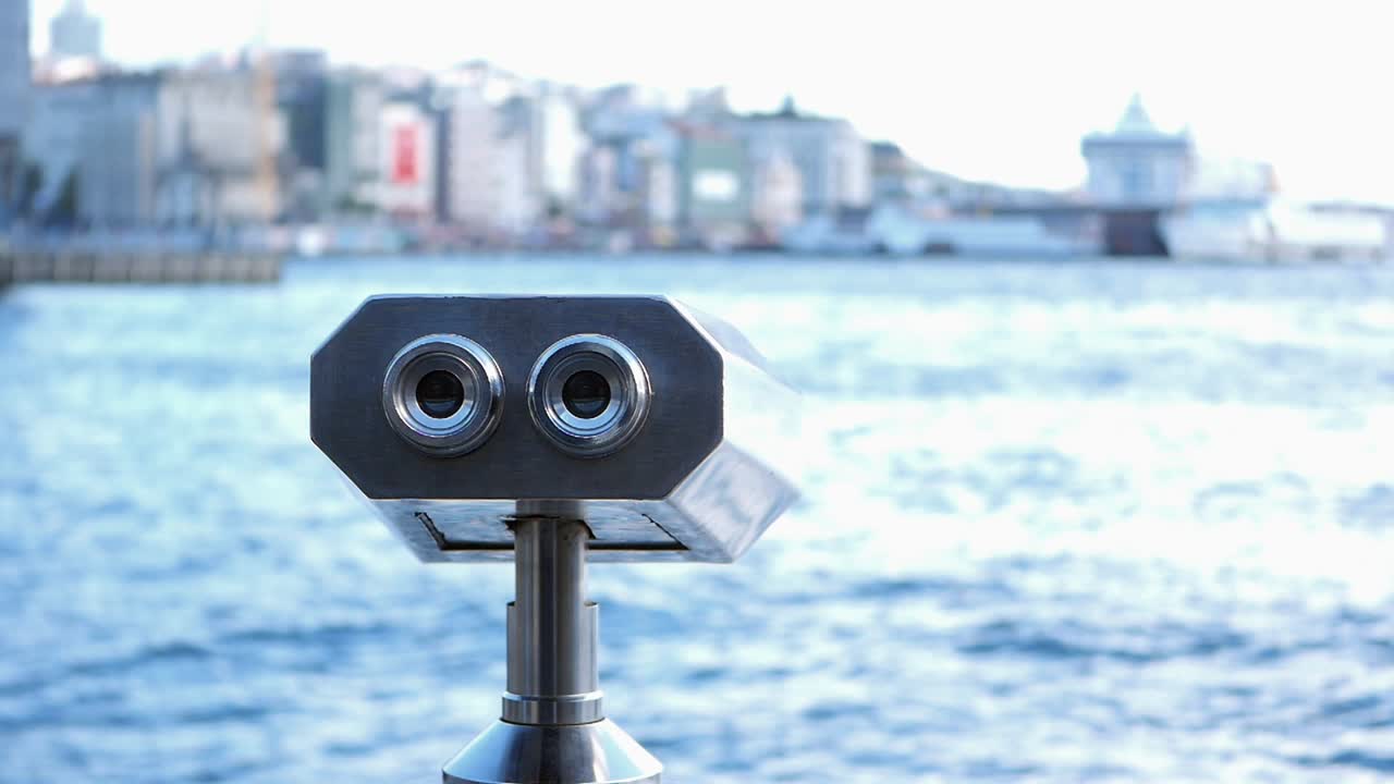 이스탄불의 해안가를 내려다보는 안경