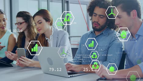 animación de datos de energía sostenible sobre diversas personas de negocios que trabajan en la oficina