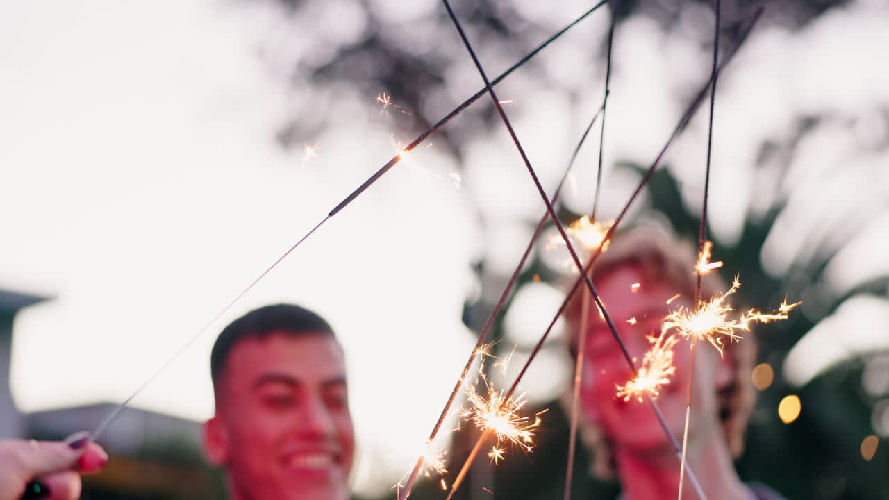amigos celebrando con chispas