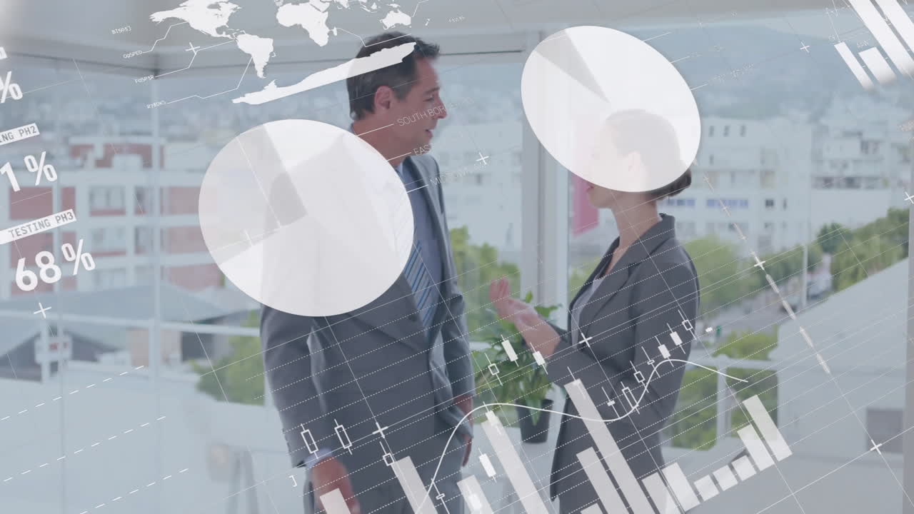 사무실에서 다양한 사업가들에 대한 금융 데이터 처리의 활성화