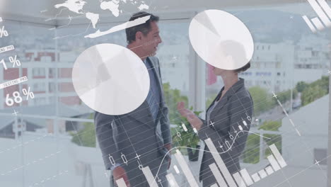 animación del procesamiento de datos financieros sobre diversas personas de negocios en la oficina