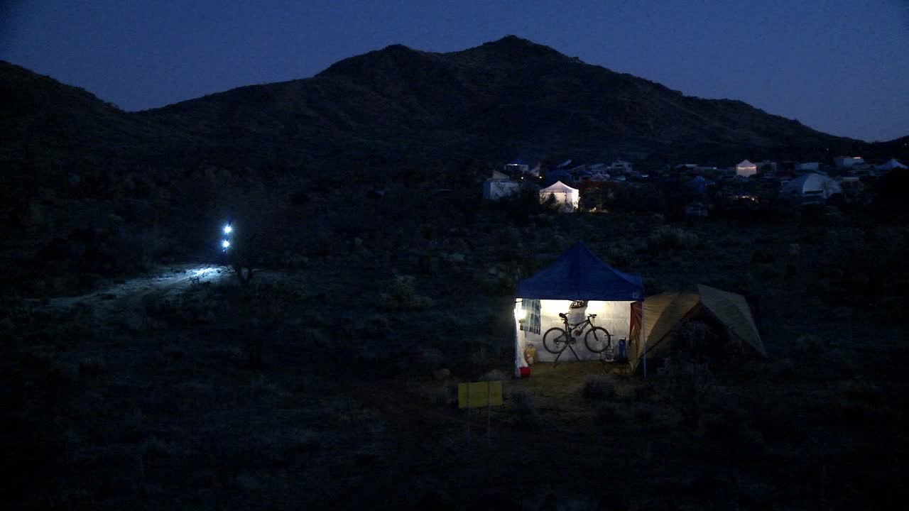 자전거 타는 사람은 조명을 사용하여 밤에 탄다