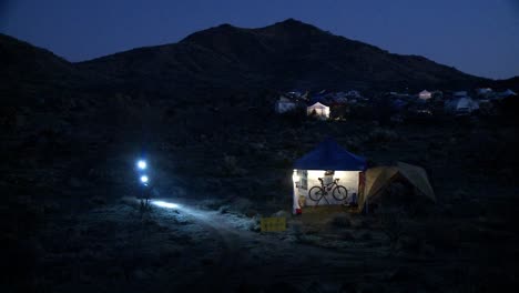 Un-Ciclista-Viaja-De-Noche-Usando-Luces