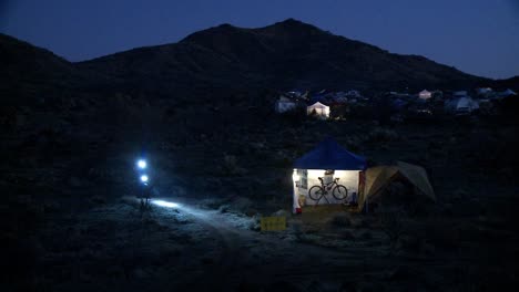 un ciclista monta de noche usando luces
