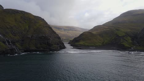 Imágenes-De-Drones-Entrando-A-La-Ensenada-Cerca-De-La-Playa-De-Arena-Negra-Cerca-Del-Pueblo-De-Saksun-En-La-Isla-Streymoy-En-Las-Islas-Feroe.